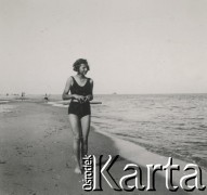 1930-1940, Hel, Polska.
Kobieta na plaży.
Fot. NN, kolekcja rodziny Walińskich, zbiory Fundacji Ośrodka KARTA