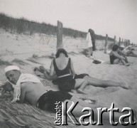 1930-1940, Hel, Polska.
Opalanie na plaży.
Fot. NN, kolekcja rodziny Walińskich, zbiory Fundacji Ośrodka KARTA