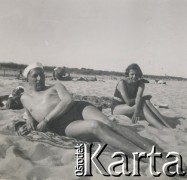 1930-1940, Hel, Polska.
Opalanie na plaży.
Fot. NN, kolekcja rodziny Walińskich, zbiory Fundacji Ośrodka KARTA