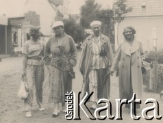 1930-1940, Hel, Polska.
Spacer po mieście.
Fot. NN, kolekcja rodziny Walińskich, zbiory Fundacji Ośrodka KARTA
