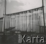 1930-1940, Hel, Polska.
Plaża. Rozwieszone sieci rybackie.
Fot. NN, kolekcja rodziny Walińskich, zbiory Fundacji Ośrodka KARTA