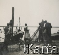 1930-1940, Hel, Polska.
Ludzie na plaży.
Fot. NN, kolekcja rodziny Walińskich, zbiory Fundacji Ośrodka KARTA