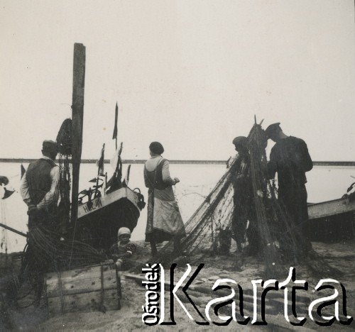 1930-1940, Hel, Polska.
Ludzie na plaży.
Fot. NN, kolekcja rodziny Walińskich, zbiory Fundacji Ośrodka KARTA
