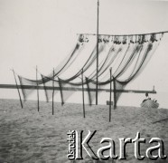 1930-1940, Hel, Polska.
Plaża. Rozwieszone sieci rybackie.
Fot. NN, kolekcja rodziny Walińskich, zbiory Fundacji Ośrodka KARTA