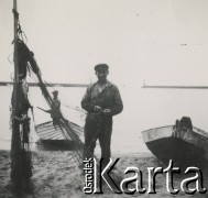 1930-1940, Hel, Polska.
Rybacy na plaży.
Fot. NN, kolekcja rodziny Walińskich, zbiory Fundacji Ośrodka KARTA