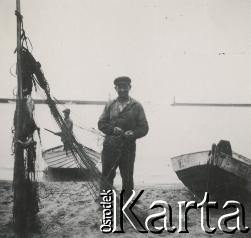 1930-1940, Hel, Polska.
Rybacy na plaży.
Fot. NN, kolekcja rodziny Walińskich, zbiory Fundacji Ośrodka KARTA