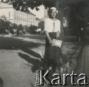 1930-1940, miejsce nieznane, Polska.
Kobieta na spacerze z psem.
Fot. NN, kolekcja rodziny Walińskich, zbiory Fundacji Ośrodka KARTA