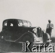 1930-1940, miejsce nieznane, Polska.
Mężczyzna stoi obok samochodu.
Fot. NN, kolekcja rodziny Walińskich, zbiory Fundacji Ośrodka KARTA