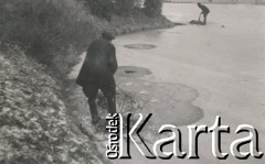 1930-1940, miejsce nieznane, Polska.
Łowienie ryb.
Fot. NN, kolekcja rodziny Walińskich, zbiory Fundacji Ośrodka KARTA