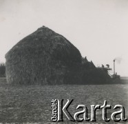 1930-1940, miejsce nieznane, Polska.
Młócenie podczas żniw.
Fot. NN, kolekcja rodziny Walińskich, zbiory Fundacji Ośrodka KARTA