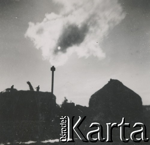1930-1940, miejsce nieznane, Polska.
Młócenie podczas żniw.
Fot. NN, kolekcja rodziny Walińskich, zbiory Fundacji Ośrodka KARTA
