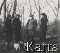 1930-1940, miejsce nieznane, Polska.
Na spacerze z psem.
Fot. NN, kolekcja rodziny Walińskich, zbiory Fundacji Ośrodka KARTA