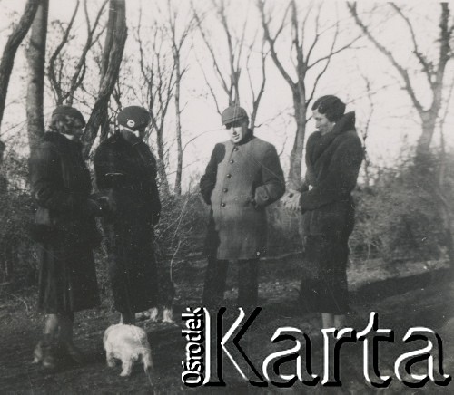 1930-1940, miejsce nieznane, Polska.
Na spacerze z psem.
Fot. NN, kolekcja rodziny Walińskich, zbiory Fundacji Ośrodka KARTA