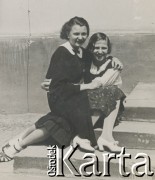 1930-1940, miejsce nieznane, Polska.
Dziewczęta. Siedzą na schodach.
Fot. NN, kolekcja rodziny Walińskich, zbiory Fundacji Ośrodka KARTA