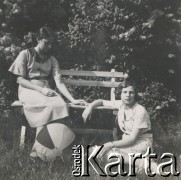 1930-1940, miejsce nieznane, Polska.
Dziewczęsta w ogrodzie.
Fot. NN, kolekcja rodziny Walińskich, zbiory Fundacji Ośrodka KARTA