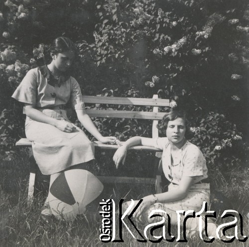 1930-1940, miejsce nieznane, Polska.
Dziewczęsta w ogrodzie.
Fot. NN, kolekcja rodziny Walińskich, zbiory Fundacji Ośrodka KARTA