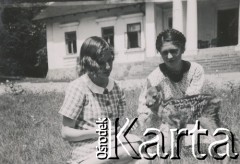 1930-1940, miejsce nieznane, Polska.
Dziewczęta w ogrodzie. Karmią sarnę.
Fot. NN, kolekcja rodziny Walińskich, zbiory Fundacji Ośrodka KARTA