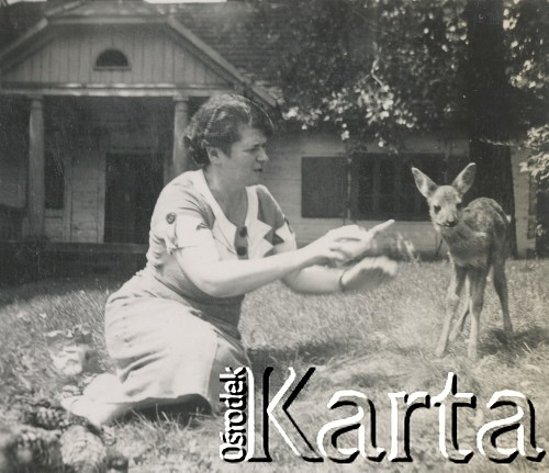 1930-1940, miejsce nieznane, Polska.
Kobieta karmi sarnę.
Fot. NN, kolekcja rodziny Walińskich, zbiory Fundacji Ośrodka KARTA