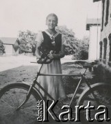 1930-1940, miejsce nieznane, Polska.
Dziewczyna z rowerem.
Fot. NN, kolekcja rodziny Walińskich, zbiory Fundacji Ośrodka KARTA