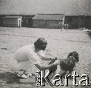 1930-1940, miejsce nieznane, Polska.
Kobieta z psem.
Fot. NN, kolekcja rodziny Walińskich, zbiory Fundacji Ośrodka KARTA