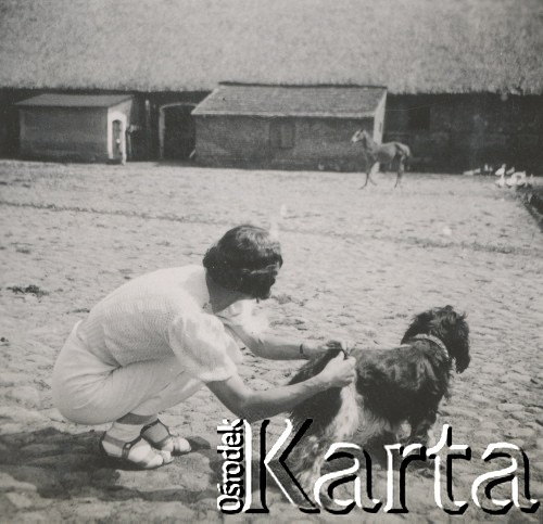 1930-1940, miejsce nieznane, Polska.
Kobieta z psem.
Fot. NN, kolekcja rodziny Walińskich, zbiory Fundacji Ośrodka KARTA