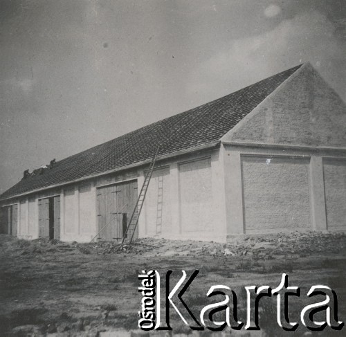 1930-1940, miejsce nieznane, Polska.
Praca nad dachem stodoły.
Fot. NN, kolekcja rodziny Walińskich, zbiory Fundacji Ośrodka KARTA