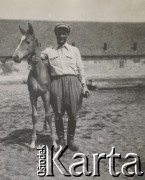 1930-1940, miejsce nieznane, Polska.
Mężczyzna z koniem.
Fot. NN, kolekcja rodziny Walińskich, zbiory Fundacji Ośrodka KARTA