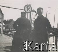 1930-1940, miejsce nieznane, Holandia.
Mężczyźni w porcie.
Fot. NN, kolekcja rodziny Walińskich, zbiory Fundacji Ośrodka KARTA