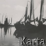 1930-1940, miejsce nieznane.
Żaglówki w porcie.
Fot. NN, kolekcja rodziny Walińskich, zbiory Fundacji Ośrodka KARTA