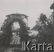 1930-1940, miejsce nieznane.
Altana na jeziorze.
Fot. NN, kolekcja rodziny Walińskich, zbiory Fundacji Ośrodka KARTA
