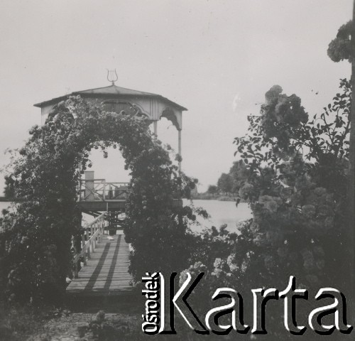 1930-1940, miejsce nieznane.
Altana na jeziorze.
Fot. NN, kolekcja rodziny Walińskich, zbiory Fundacji Ośrodka KARTA