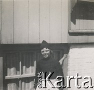 1930-1940, miejsce nieznane, Holandia.
Dziewczynka. Stoi obok budynku.
Fot. NN, kolekcja rodziny Walińskich, zbiory Fundacji Ośrodka KARTA