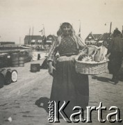 1930-1940, miejsce nieznane, Holandia.
Handlarka w porcie.
Fot. NN, kolekcja rodziny Walińskich, zbiory Fundacji Ośrodka KARTA