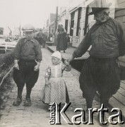 1930-1940, miejsce nieznane, Holandia.
Mężczyzna z dzieźćmi na ulicy.
Fot. NN, kolekcja rodziny Walińskich, zbiory Fundacji Ośrodka KARTA