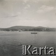 1930-1940, miejsce nieznane.
Krajobraz. Łodzie na morzu. W oddali miasto.
Fot. NN, kolekcja rodziny Walińskich, zbiory Fundacji Ośrodka KARTA