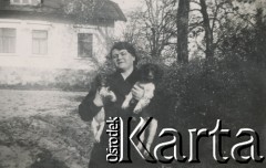 1930-1950, miejsce nieznane, Polska.
Kobieta. Trzyma dwa psy.
Fot. NN, kolekcja rodziny Walińskich, zbiory Fundacji Ośrodka KARTA