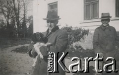1930-1950, miejsce nieznane, Polska.
Mężczyźni. Jeden z nich trzyma psa.
Fot. NN, kolekcja rodziny Walińskich, zbiory Fundacji Ośrodka KARTA
