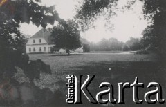 1930-1950, miejsce nieznane, Polska.
Dwór. Widok od strony ogrodu.
Fot. NN, kolekcja rodziny Walińskich, zbiory Fundacji Ośrodka KARTA