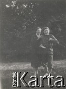1930-1950, miejsce nieznane, Polska.
Dziewczyna i chłopak na tle drzew.
Fot. NN, kolekcja rodziny Walińskich, zbiory Fundacji Ośrodka KARTA
