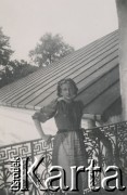 1930-1950, miejsce nieznane, Polska.
Dziewczyna na balkonie.
Fot. NN, kolekcja rodziny Walińskich, zbiory Fundacji Ośrodka KARTA