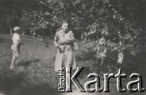 1930-1950, miejsce nieznane, Polska.
Kobieta i chłopiec w sadzie.
Fot. NN, kolekcja rodziny Walińskich, zbiory Fundacji Ośrodka KARTA