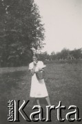 1930-1950, miejsce nieznane, Polska.
Dziewczyna na łące. Trzyma kosz i je jabłko.
Fot. NN, kolekcja rodziny Walińskich, zbiory Fundacji Ośrodka KARTA