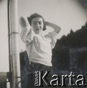 1930-1950, miejsce nieznane, Polska.
Portret kobiety na balkonie.
Fot. NN, kolekcja rodziny Walińskich, zbiory Fundacji Ośrodka KARTA