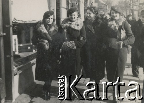 1930-1950, miejsce nieznane, Polska.
Dziewczęta na spacerze.
Fot. NN, kolekcja rodziny Walińskich, zbiory Fundacji Ośrodka KARTA