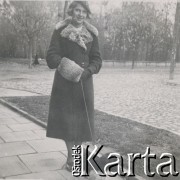 1930-1950, miejsce nieznane, Polska.
Dziewczyna z psem na spacerze.
Fot. NN, kolekcja rodziny Walińskich, zbiory Fundacji Ośrodka KARTA