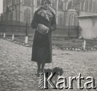 1930-1950, miejsce nieznane, Polska.
Dziewczyna z psem na spacerze. W tle kościół.
Fot. NN, kolekcja rodziny Walińskich, zbiory Fundacji Ośrodka KARTA