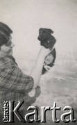 1930-1950, miejsce nieznane, Polska.
Kobieta. Trzyma psa.
Fot. NN, kolekcja rodziny Walińskich, zbiory Fundacji Ośrodka KARTA