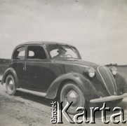 1930-1950, miejsce nieznane, Polska.
Samochód. W środku siedzi mężczyzna.
Fot. NN, kolekcja rodziny Walińskich, zbiory Fundacji Ośrodka KARTA