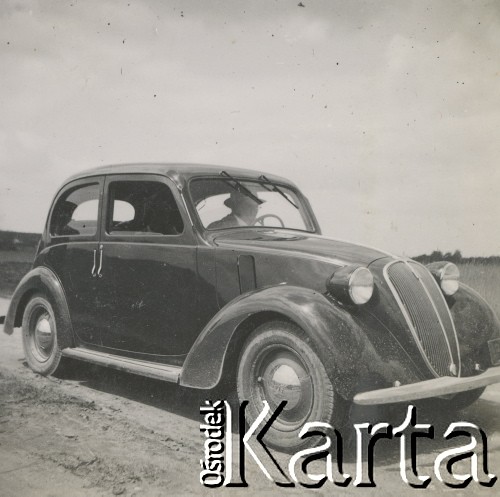 1930-1950, miejsce nieznane, Polska.
Samochód. W środku siedzi mężczyzna.
Fot. NN, kolekcja rodziny Walińskich, zbiory Fundacji Ośrodka KARTA