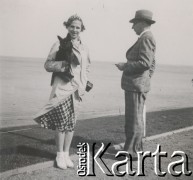 1930-1950, miejsce nieznane, Polska.
Dziewczyna trzyma psa, mężczyzna pali papierosa.
Fot. NN, kolekcja rodziny Walińskich, zbiory Fundacji Ośrodka KARTA
